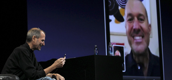 Steve Jobs et Jonathan Ive à la présentation de l'iPhone 4, le 7 juin 2010 à San Francisco. © REUTERS.