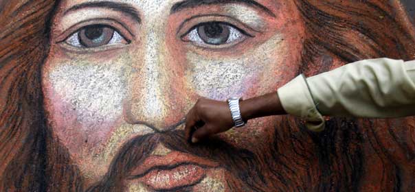 Un peintre de rue indien apporte les touches finales à son portrait de Jésus, à Calcutta. Crédits : REUTERS.
