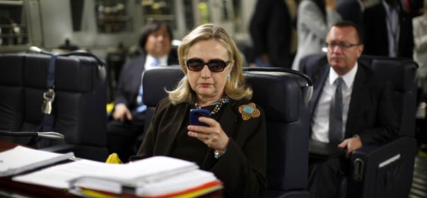 Même Hillary Clinton consulte ses derniers messages avant le décollage de Malte pour Tripoli (octobre 2011) ©REUTERS