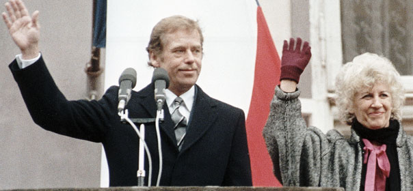 Vaclav Havel, à peine élu président de la Tchécoslovaquie, et son épouse, saluent les citoyens de Prague (1989) ©REUTERS
