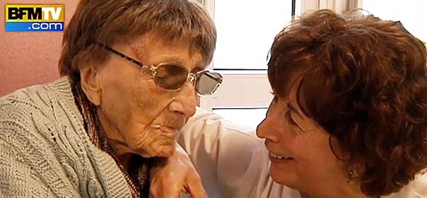 Marie-Thérèse Bardet, 113 ans, avec l'une des soignantes de sa maison de retraite de Pontchâteau, en Loire-Atlantique. © BFMTV.