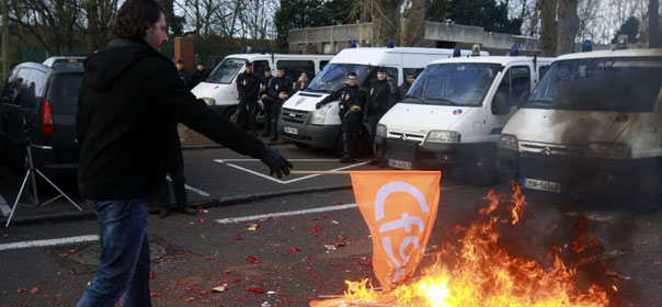 Un salarié de SeaFrance brûle un drapeau de la CFDT à Calais, le 10 janvier dernier. © REUTERS.
