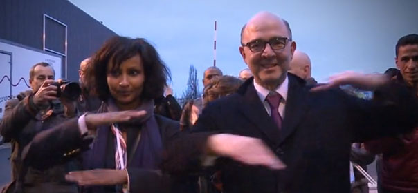 Pierre Moscovici esquisse le signe qui fait le tour de la Toile depuis dimanche. © Capture d'écran Dailymotion.