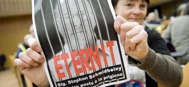 "Ta place est en prison", peut-on lire sur cette affiche, à l'occasion du procès des patrons d'Eternit à Turin. © REUTERS.