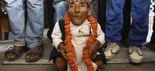 Dangi pose pour une photo à Katmandou (Népal), juste après avoir été certifié l'homme le plus petit du monde. © REUTERS