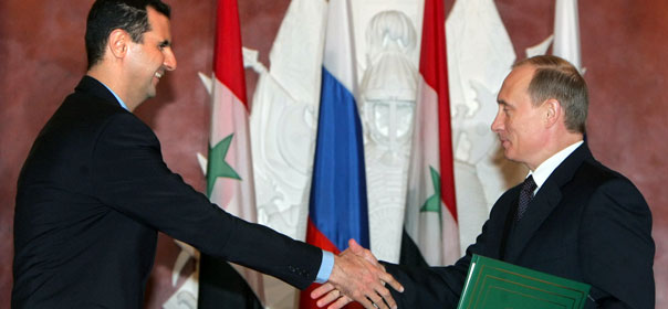En 2006, Bachar al-Assad rencontrait le président Vladimir Poutine au Kremlin, un de ses soutiens sur la scène internationale. © REUTERS.