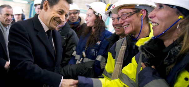 Au début du mois, Nicolas Sarkozy a rencontré les ouvriers de la centrale nucléaire de Fessenheim (Haut-Rhin). © REUTERS.