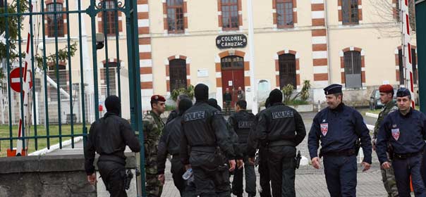 Les hommes du RAID arrivent à la caserne Pérignon de Toulouse, après l'assaut contre l'appartement de Mohamed Merah, le 22 mars 2012. © REUTERS.