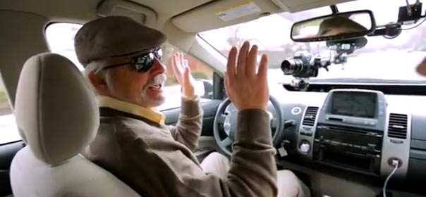 capture d'écran de la vidéo où l'on voit Steve Mahan, aveugle, se faire conduire par la Google car.
