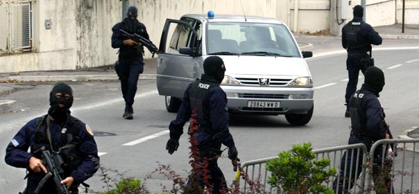 La police française arrête le chef du clan Facchineri , en fuite depuis 15 ans, à Cannes, le 2 septembre 2002. © REUTERS