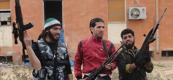 Des membres de l'Armée syrienne libre, le 29 février 2012 à Homs. © REUTERS.