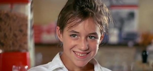 Charlotte Gainsbourg joue Charlotte, jeune adolescente de 13 ans, dans l'Effrontée (1985) de Claude Miller. Capture d'écran de la bande annonce sur Youtube.