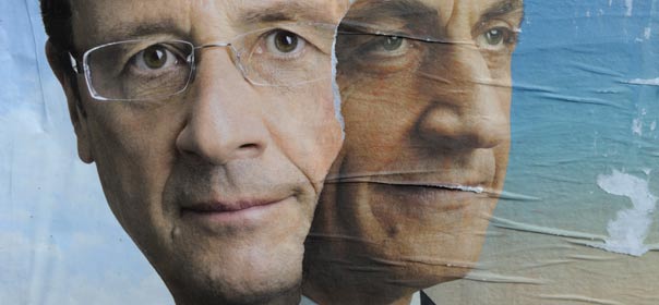 Les deux affiches électorales de François Hollande et Nicolas Sarkozy, déchirées, sur un mur de Paris. Avril 2012 © REUTERS