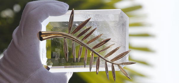 Un représentant du joaillier Chopard présente la Palme d'or 2011. © REUTERS.