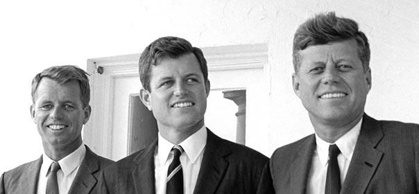 De gauche à droite : Robert, Edward et John F. Kennedy. © REUTERS