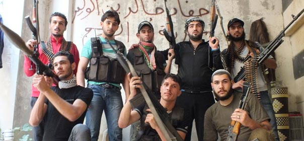 Des membres d'un groupe rebelle syrien posent avec leurs armes. Des milliers de documents révélés par Wikileaks montrent qu'une firme italienne spécialisée dans les hautes technologies aurait aidé le gouvernement syrien à réprimer la rébellion. © REUTERS