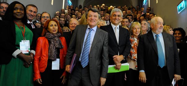 Jean-Louis Borloo (au centre), Hervé Morin, à sa droite, posant avec les membres de l'UDI, lors du lancement officiel du parti, dimanche 21 octobre 2012. Photo via le compte public Facebook de l'UDI.