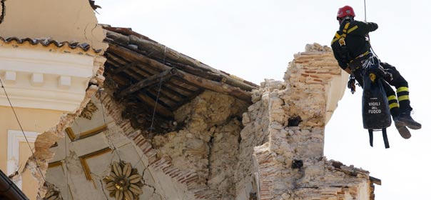 Un pompier inspecte une église endommagée par le séisme dans le centre de L'Aquila, le 8 avril 2009. © REUTERS