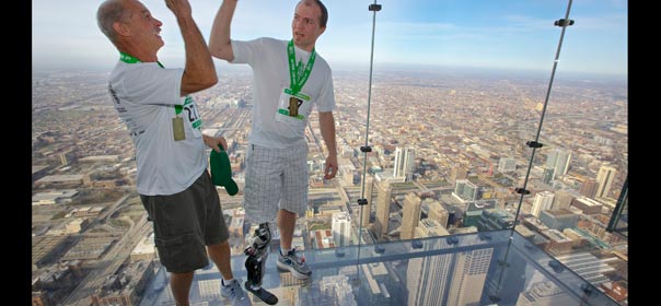 Zac Vawter fête avec son père(à gauche) son ascension de la Willis Tower grâce à sa jambe bionique, le 4 novembre 2012 © REUTERS