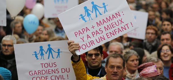 Manifestation contre le projet de loi sur le mariage homosexuel à Paris, le samedi 17 novembre 2012. © REUTERS