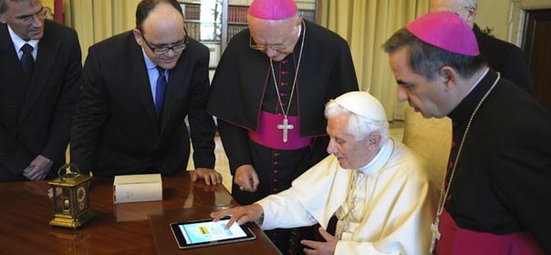 Le pape Benoit XVI en train de faire son premier tweet - via Quozzy.fr/Youtube
