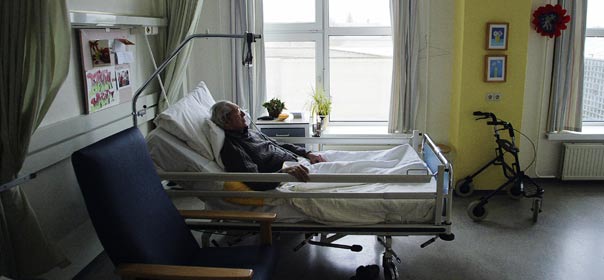 Un homme souffrant de la maladie d'Alzheimer et refusant de se nourrir dort, le jour précédent son euthanasie, dans une clinique des Pays-Bas. © REUTERS