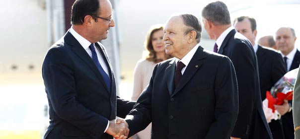 Le Président François Hollande serre la main du Président algérien Abdelaziz Bouteflika à son arrivée à l'aéroport d'Alger le 19 décembre 2012. © REUTERS