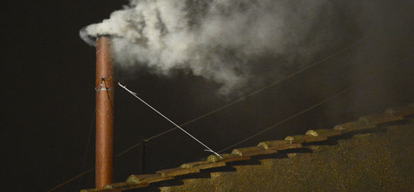De la fumée blanche s'élève au dessus de la chapelle Sixtine, le 13 mars 2013 vers 19h05. Un nouveau pape vient d'être élu. © REUTERS