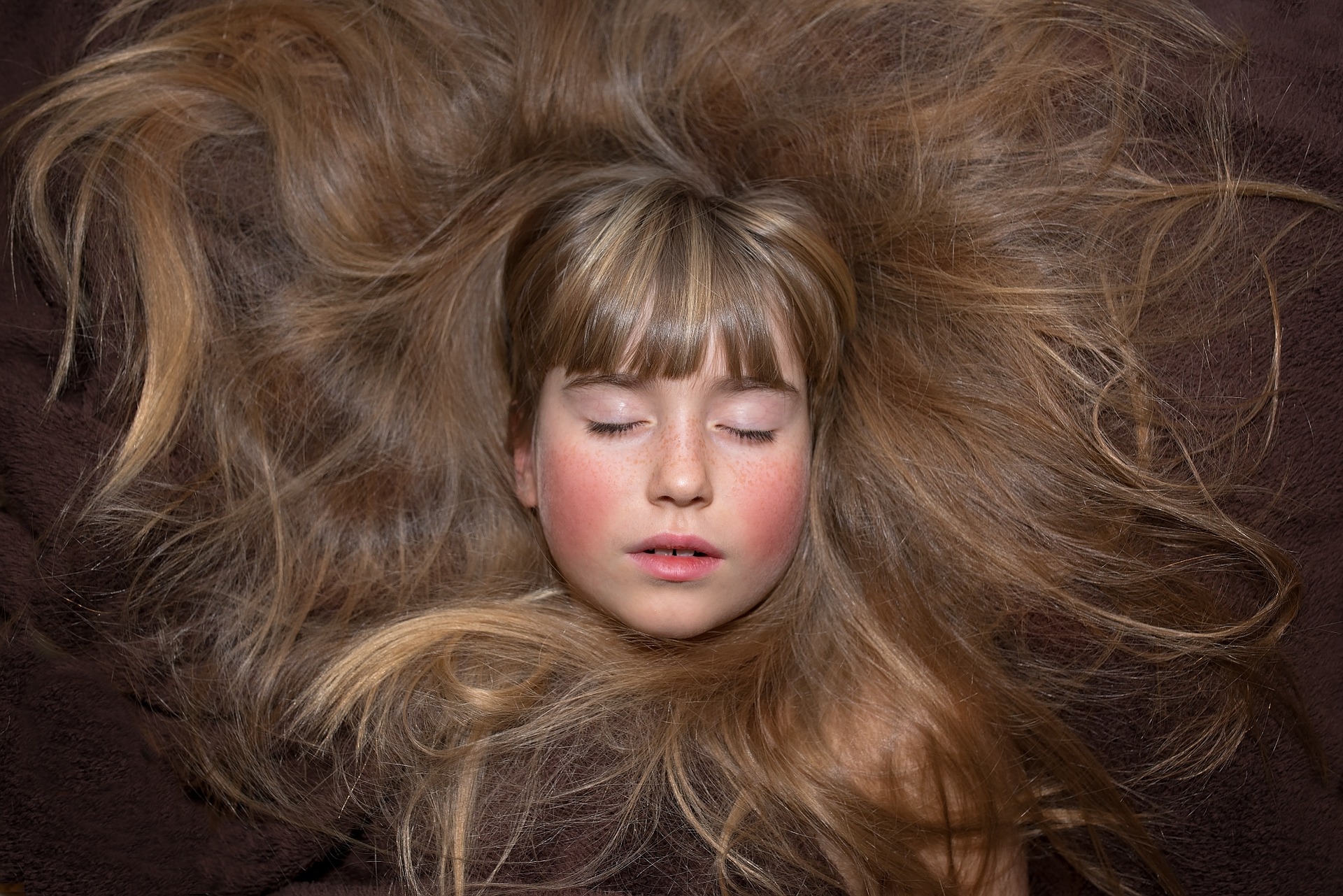 Pourquoi y a-t-il des cheveux raides et d’autres bouclés ? - Ça m'intéresse