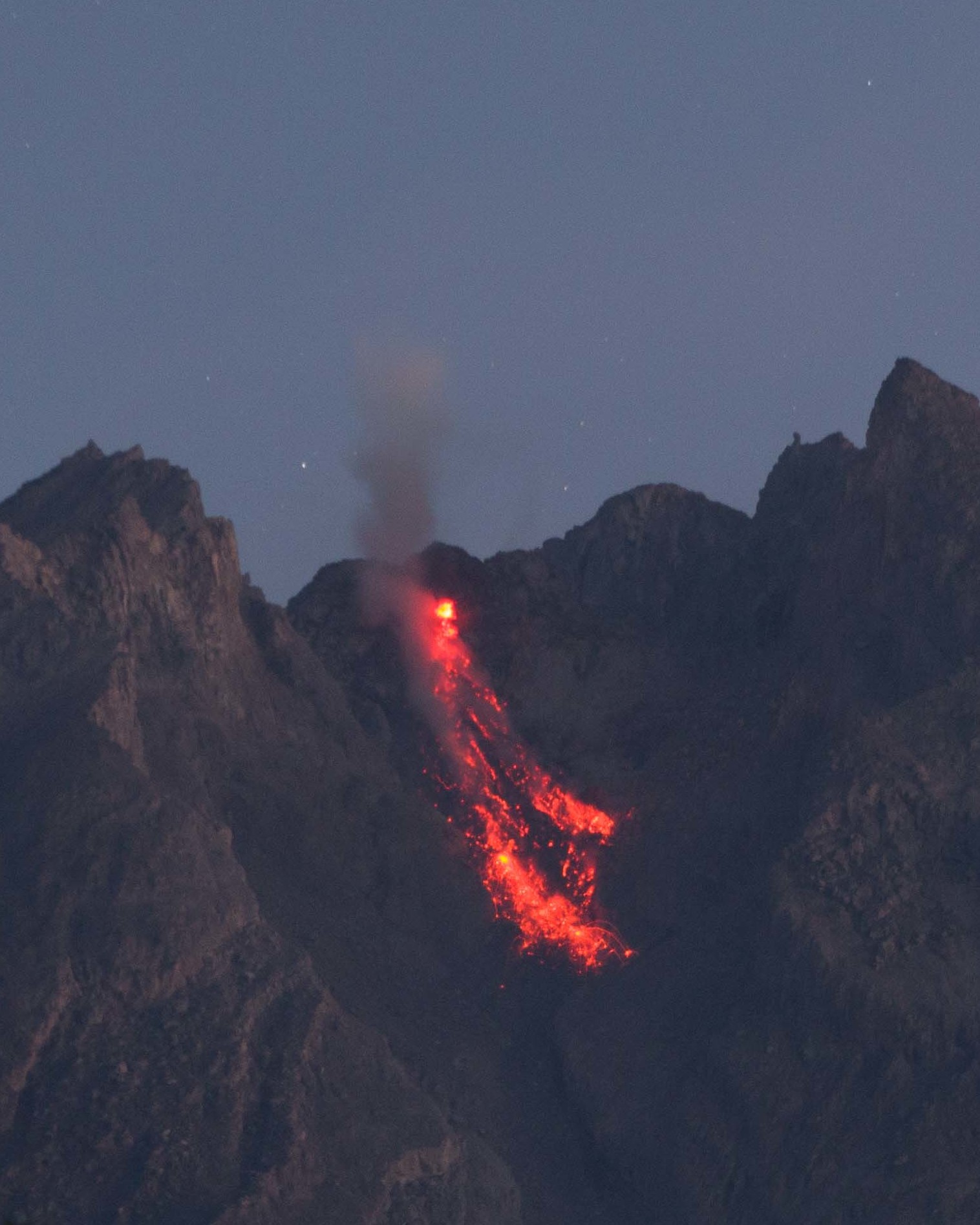 En Indon sie le volcan  Merapi  est entr  en ruption a 